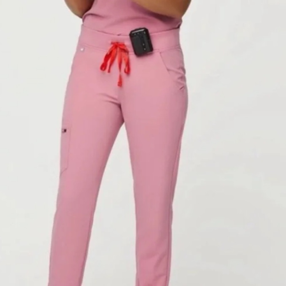 Figs Chalk Pink Women’s Technical Collection Scrub Set